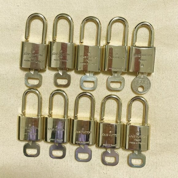 LOUIS VUITTON LV 10 SET PADLOCK KEY CHARM CADENA GOLD-PLATED FRANCE - Picture 1 of 6